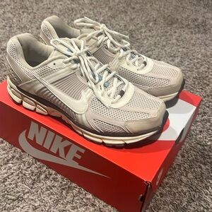 Nike Vomero 5 men’s 10 women’s 11.5